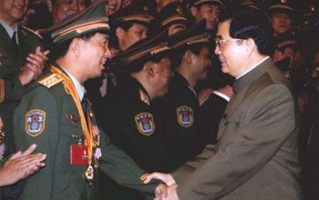 昔年独臂英雄武警广西总队政委丁晓兵晋升少将