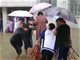 网曝山东郯城二中老师 雨中让学生用凳子垫着扶进教学楼