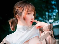 粉嫩小美女Son Ye-Eun户外大衣牛仔短裙写真2
