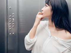 极品美巨乳乐乐 - 电梯不幸遭遇咸湿佬