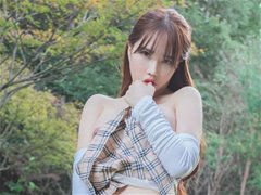 大胸美女Eunha格仔JK车厢户外无圣光图集