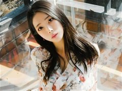 知性美女Mona红艳裙摆福利写真肌肤胜雪
