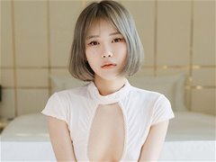 娇小玲珑美女Romi网格白丝露背旗袍